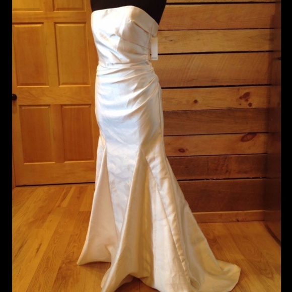 Badgley Mischka Dresses & Skirts - Badgley Mischka Wedding Dress 6 Ivory Mermaid NEW